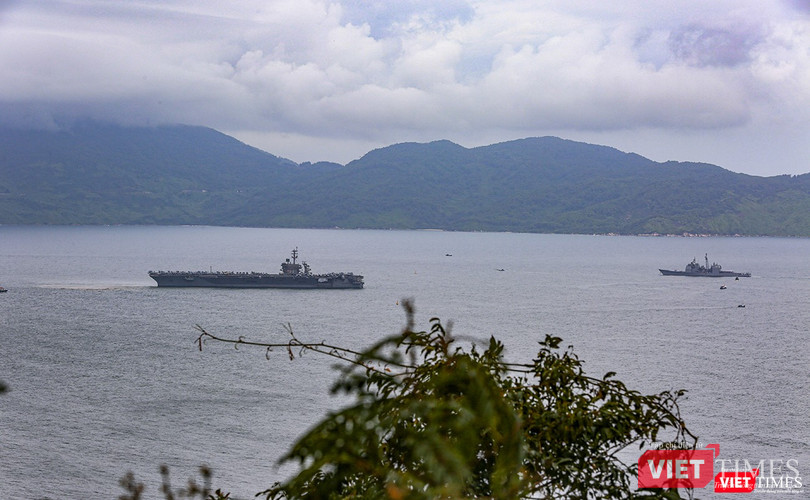 Sáng cùng ngày, hàng không mẫu hạm USS Theodore Roosevelt (CVN-71) cùng tàu tuần dương hạm có USS Bunker Hill (CG-52) cũng tiến vào vịnh Đà Nẵng