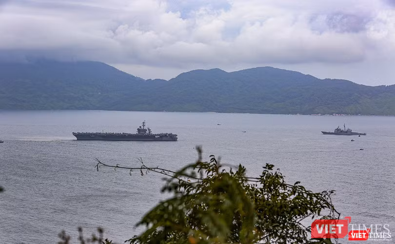 Sáng cùng ngày, hàng không mẫu hạm USS Theodore Roosevelt (CVN-71) cùng tàu tuần dương hạm có USS Bunker Hill (CG-52) cũng tiến vào vịnh Đà Nẵng