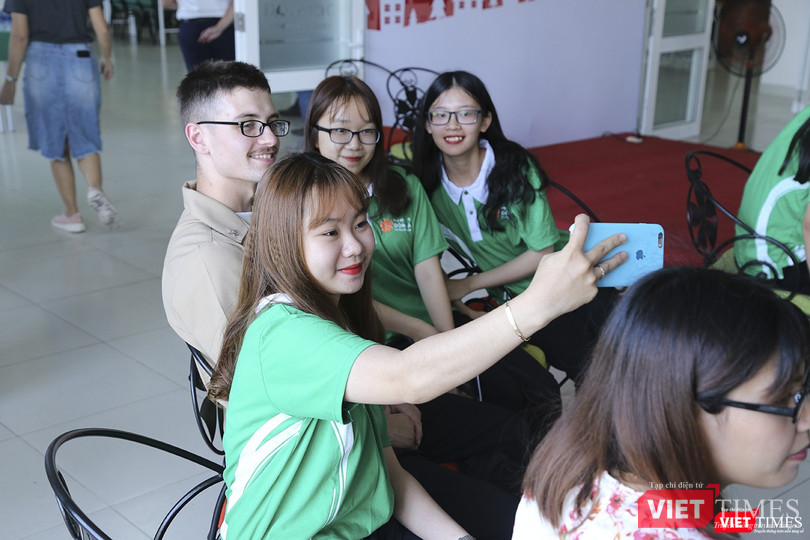 Chụp ảnh lưu niệm cùng sinh viên