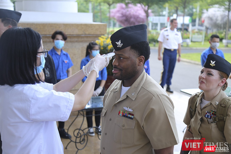 Kiểm tra thân nhiệt theo quy định