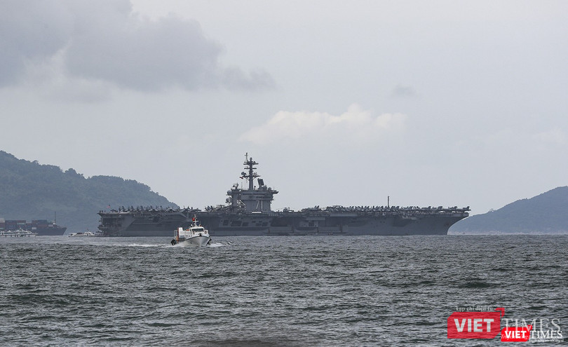 USS Theodore Roosevelt sừng sững