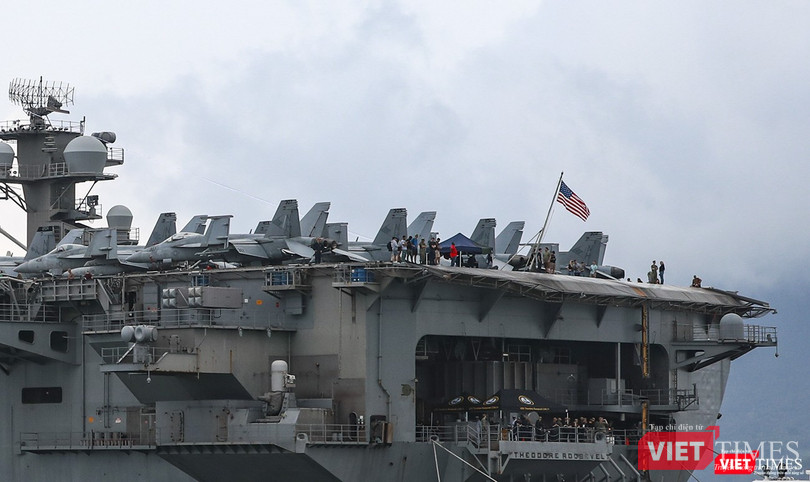 USS Theodore Roosevelt có sức chở tối đa khoảng 90 máy bay nhiều loại, bao gồm tiêm kích hạm F/A-18F Super Hornet, máy bay cảnh báo sớm E-2C Hawkeye và máy bay tác chiến điện tử EA-18G Growler.