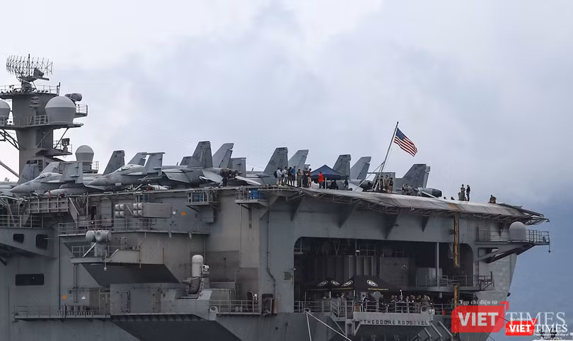 USS Theodore Roosevelt có sức chở tối đa khoảng 90 máy bay nhiều loại, bao gồm tiêm kích hạm F/A-18F Super Hornet, máy bay cảnh báo sớm E-2C Hawkeye và máy bay tác chiến điện tử EA-18G Growler.