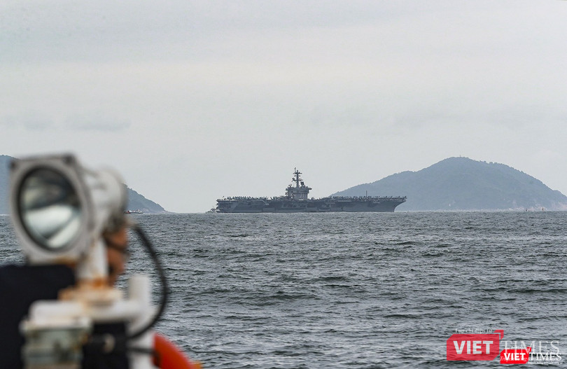 Vì lý do thời tiết, phóng viên báo chí vẫn không thể "đột nhập" được tàu sân bay USS Theodore Roosevelt