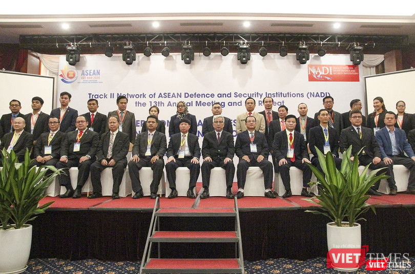 Các dại biểu chụp ảnh lưu niệm tại sư kiện Các dại biểu chụp ảnh lưu niệm tại sư kiện