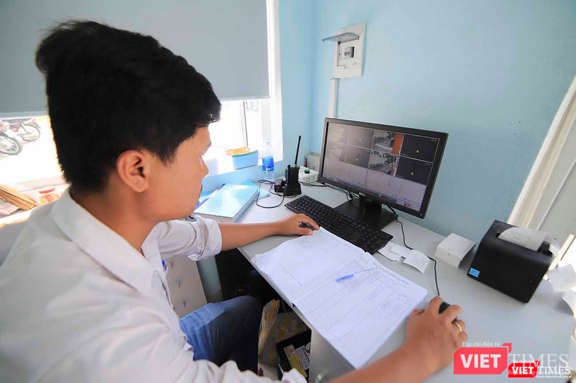 Nhân viên quản lý qua hệ thống camera