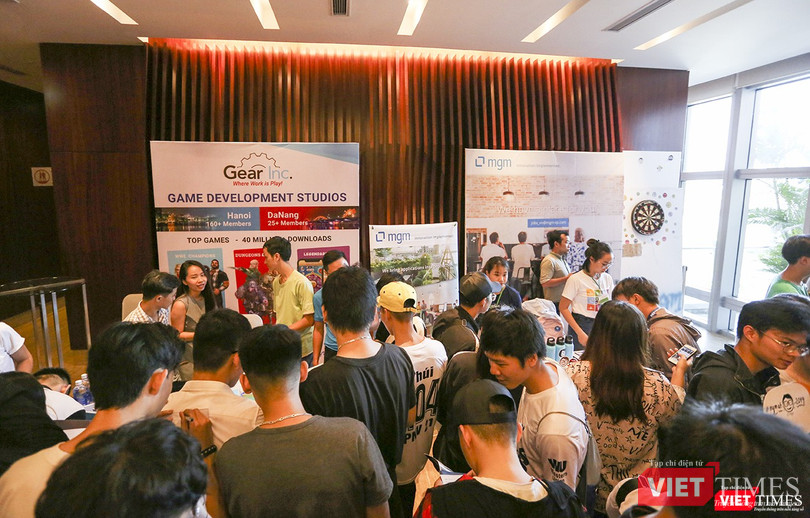 Các bạn trẻ trải nghiệm công nghệ ứng dụng mới nhất hiện nay