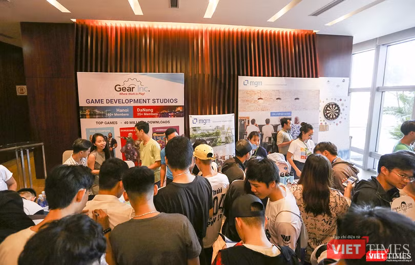 Các bạn trẻ trải nghiệm công nghệ ứng dụng mới nhất hiện nay