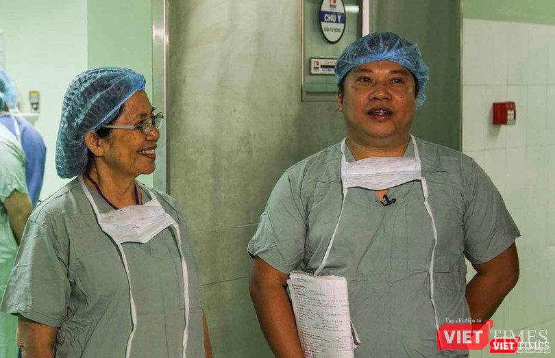 GS.TS Nguyễn Thị Ngọc Phượng - Chủ tịch Hội Nội tiết sinh sản-vô sinh TP HCM và TS.Trần Đình Vinh-Giám đốc BV Phụ sản-Nhi Đà Nẵng trước ca sinh hiếm muộn được điều trị bằng thụ tinh trong ống nghiệm GS.TS Nguyễn Thị Ngọc Phượng - Chủ tịch Hội Nội tiết sinh sản-vô sinh TP HCM và TS.Trần Đình Vinh-Giám đốc BV Phụ sản-Nhi Đà Nẵng trước ca sinh hiếm muộn được điều trị bằng thụ tinh trong ống nghiệm