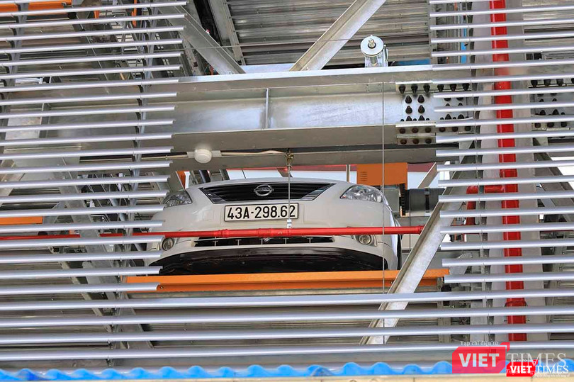 Một chiếc xe trên tầng cao