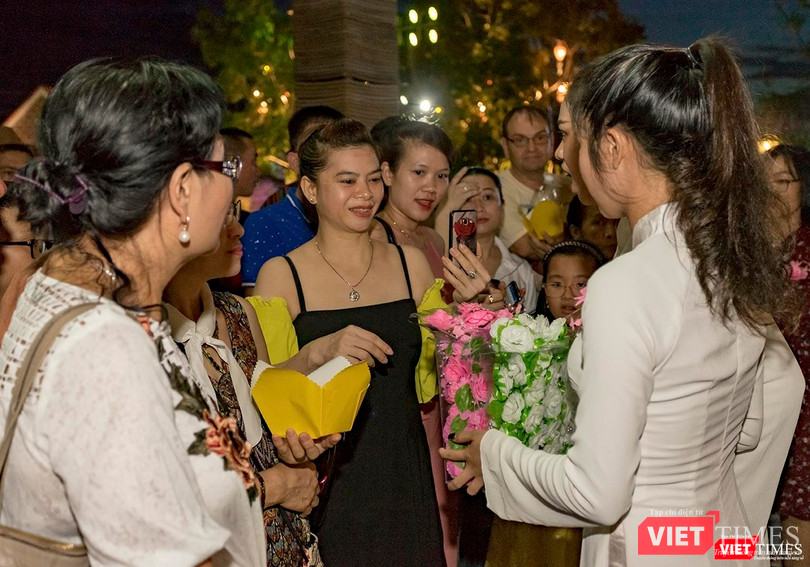 Người dân và du khách hứng thú với hoạt động ý nghĩa