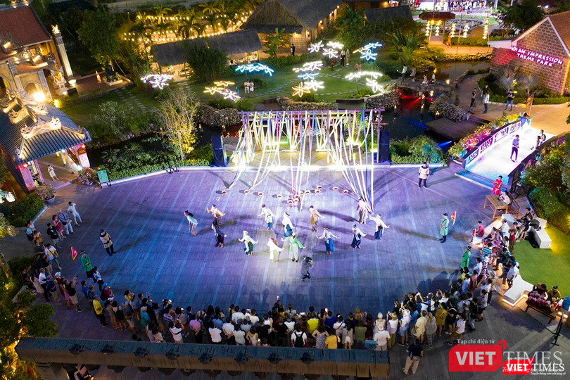 Không gian đêm hội