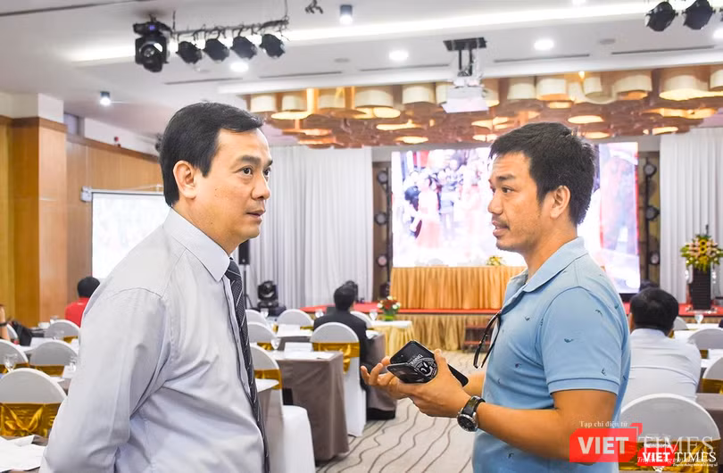 Ông Nguyễn Trùng Khánh - Tổng cục trưởng Tổng cục Du lịch Việt Nam (trái) trả lời phỏng vấn của VietTimes