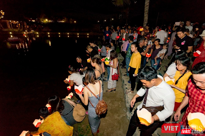 Thả hoa đăng cầu cho bình an