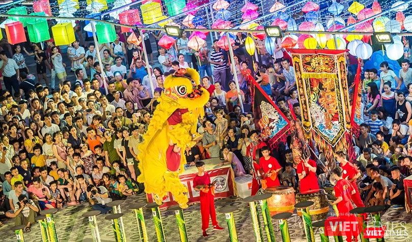 Một pha biểu diễn gay cấn của đội lân sư rồng Một pha biểu diễn gay cấn của đội lân sư rồng