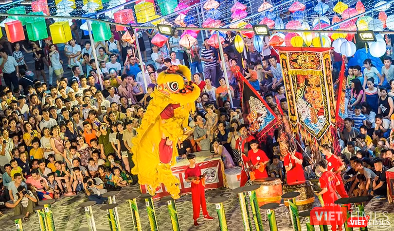 Một pha biểu diễn gay cấn của đội lân sư rồng