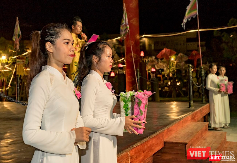 Bông hồng cài áo, một trong những vật không thể thiếu trong đêm Vu Lan