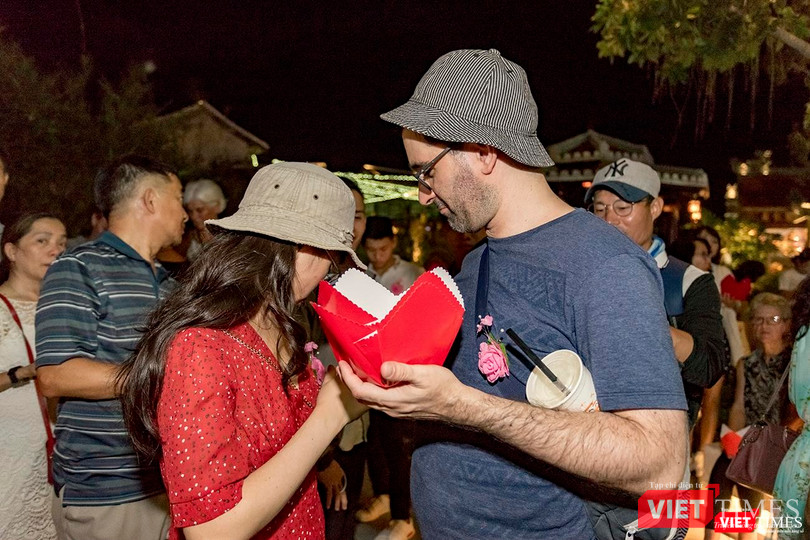 Du khách nước ngoài thích thú với hoạt động