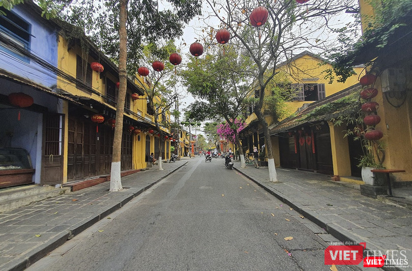 Phố cổ Hội An vắng hoe sau lệnh dừng hoạt động tham quan, đi bộ (ảnh Kevin Vũ-Thy Anh)