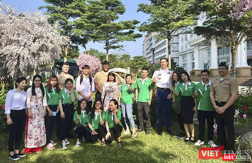 Ngày 7/3, thủy thủ đội tàu có hoạt động trao đổi ngôn ngữ với sinh viên trường ĐH Đông Á Đà Nẵng