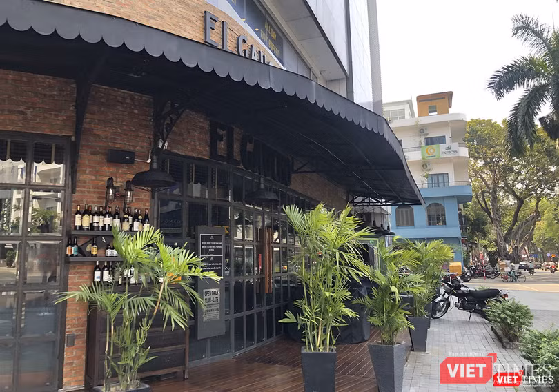 Nhà hàng El Gaucho (tòa nhà Indochina Riverside - 74 Bạch Đằng, phường Hải Châu 1, quận Hải Châu), nơi 2 du khách người Anh mắc COVID-19 ăn tối vào ngày 2/3 đã tạm đóng cửa
