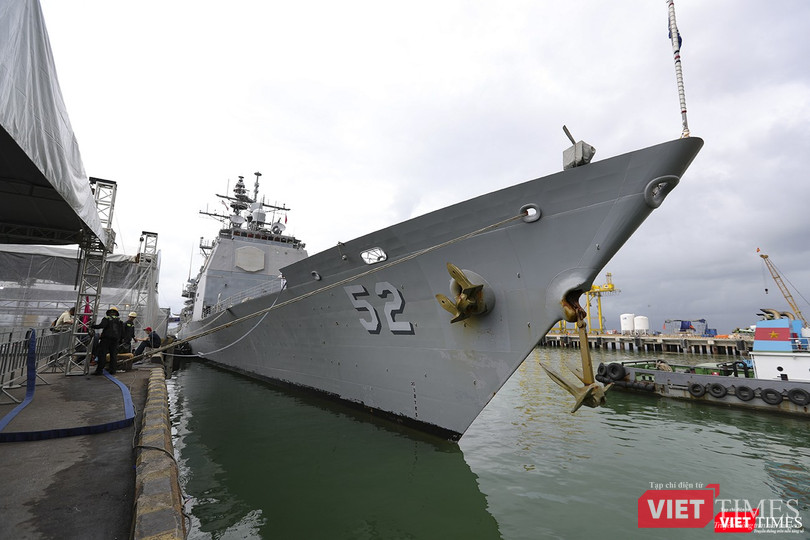 Sáng ngày 8/3, hoạt động tham quan tàu được mở trở lại giành cho báo giới và người dân