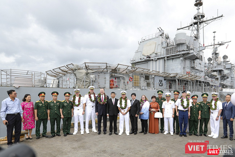 Chụp ảnh lưu niệm nhân chuyến thăm của đội tàu đến Đà Nẵng