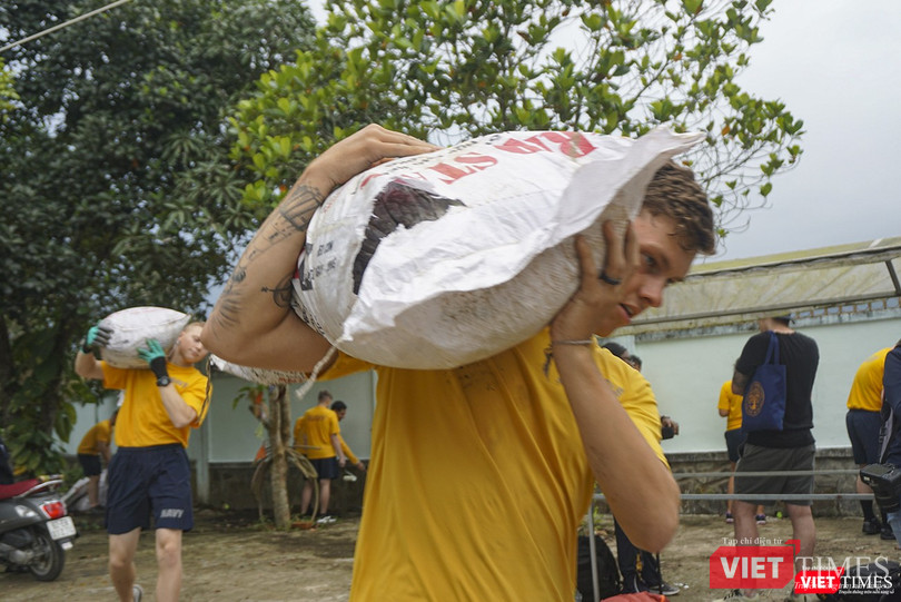 Ngày 6/3, thủy thủ đội tàu có hoạt động chăm sóc không gian xanh, vẽ tranh, trồng rau,... tại cơ sở nạn nhân da cam ở Đà Nẵng
