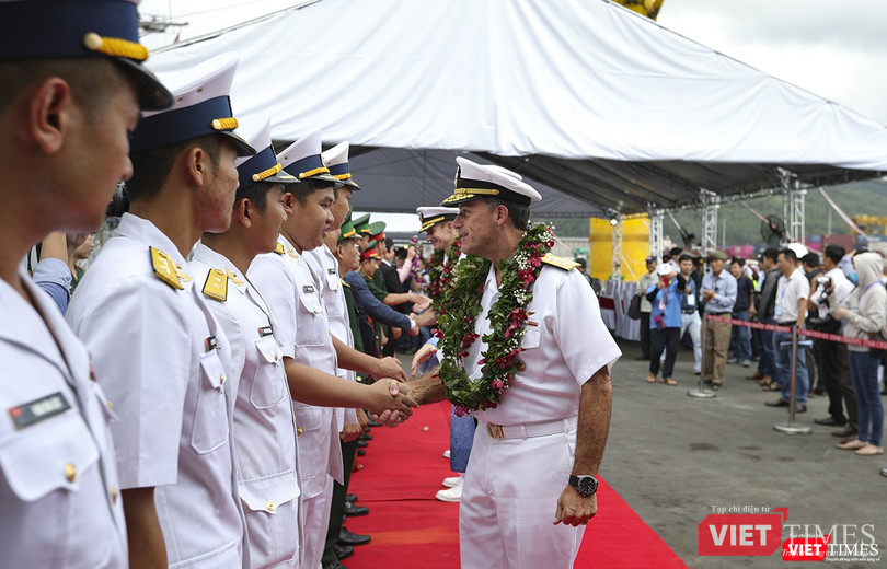 Chỉ huy đội tàu tại lễ đón