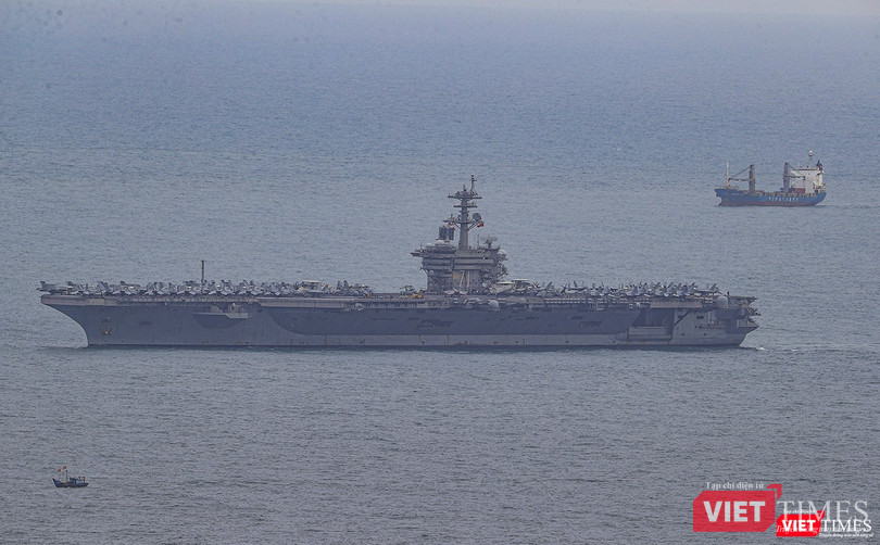 USS Theodore Roosevelt (CVN-71) trên vịnh Đà Nẵng