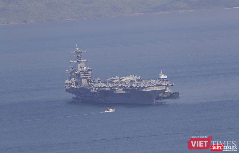 Chiều ngày 9/3, tàu USS Theodore Roosevelt (CVN-71) nhổ neo, quay đầu rời vịnh Đà Nẵng