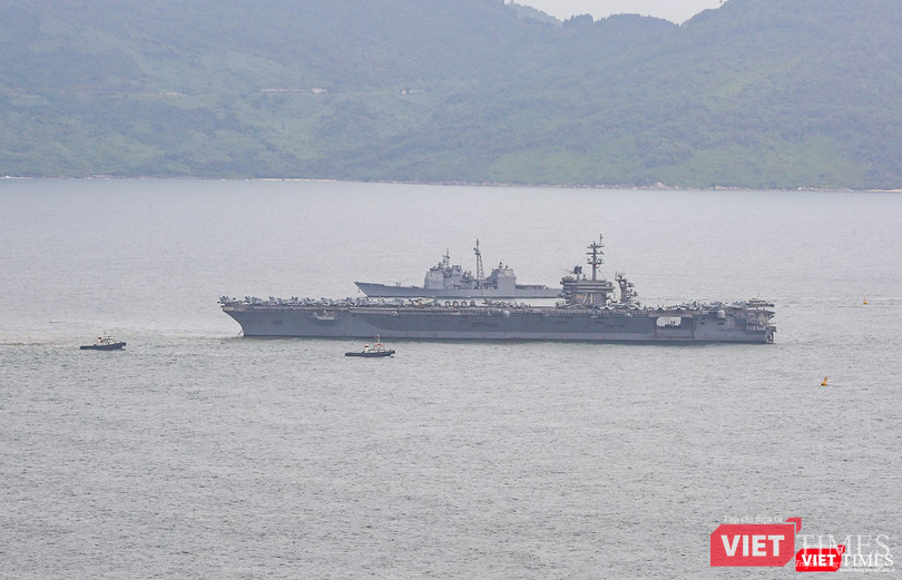Bộ đôi tàu USS Theodore Roosevelt (CVN-71) và tuần dương hạm USS Bunker Hill (CG-52) trên vịnh Đà Nẵng