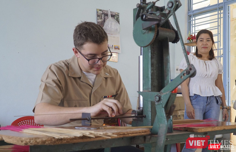 Thủy thủ đội tàu thăm cơ sở khuyết tật từ thiện trên địa bàn Đà Nẵng và cùng làm những sản phẩm thủ công như làm hương, quà lưu niệm, thêu tranh