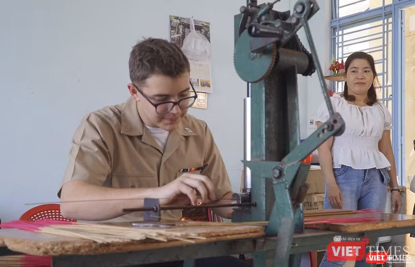 Thủy thủ đội tàu thăm cơ sở khuyết tật từ thiện trên địa bàn Đà Nẵng và cùng làm những sản phẩm thủ công như làm hương, quà lưu niệm, thêu tranh