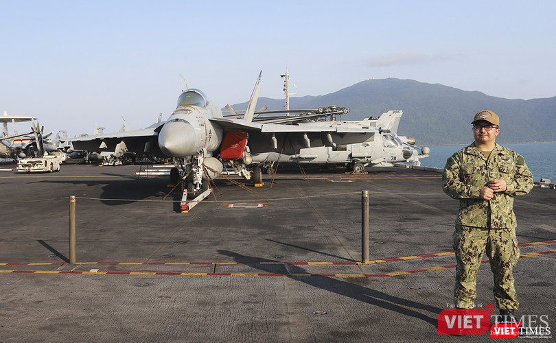 Cận cảnh chiến đấu cơ trên tàu