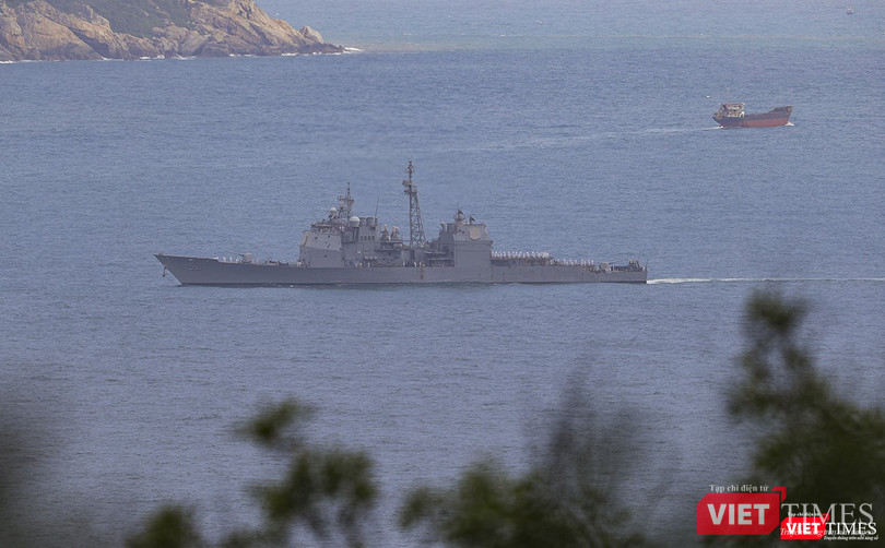 Tuần dương hạm USS Bunker Hill (CG-52) tiến vào cảng Tiên Sa