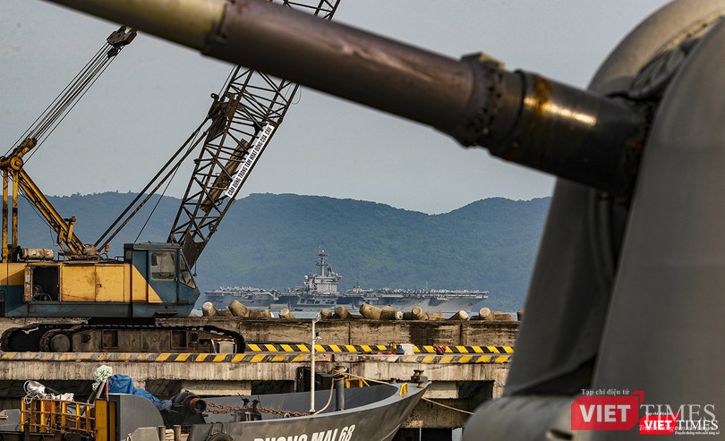 Tàu USS Theodore Roosevelt (CVN-71) nhìn từ cảng Tiên Sa