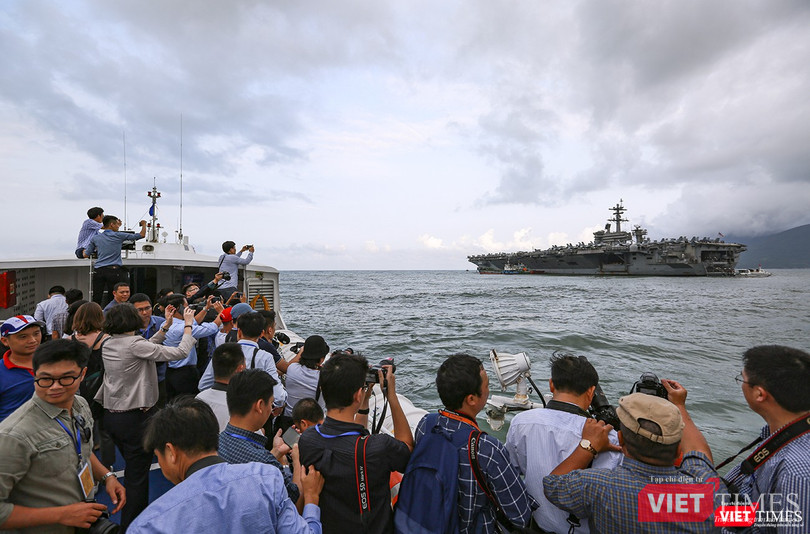 Chiều ngày 5/3, báo chí có cơ hội tiếp cận cận cảnh tàu sân bay USS Theodore Roosevelt trên vịnh Đà Nẵng
