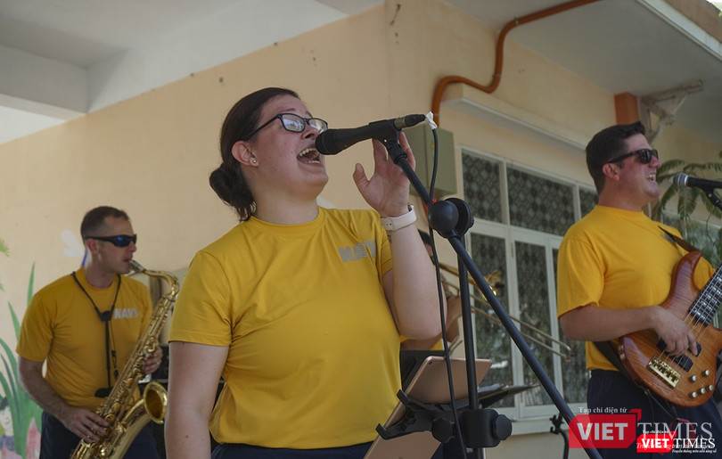 Sáng cùng ngày, thủy thủ đoàn có buổi biểu diễn âm nhạc tại Trung tâm nuôi dạy trẻ mồ côi Hoa Mai