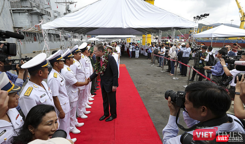 Đại sứ Mỹ tại Việt Nam trong lễ đón đội tàu