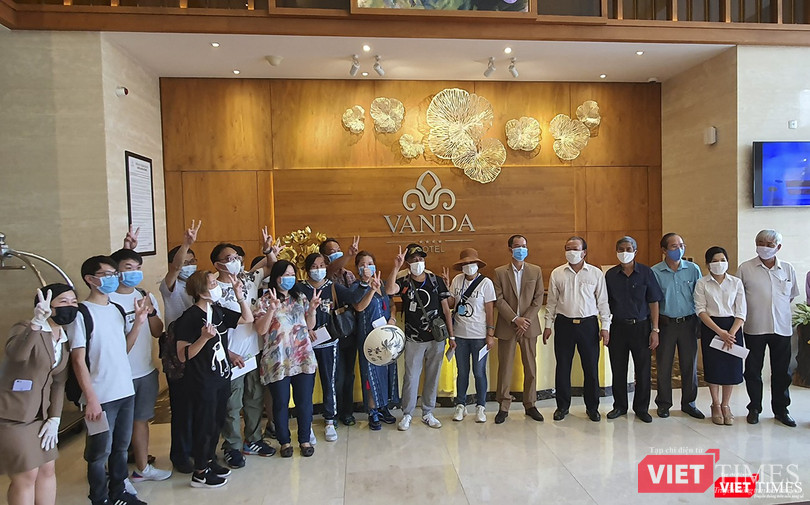 Du khách chụp ảnh lưu niệm