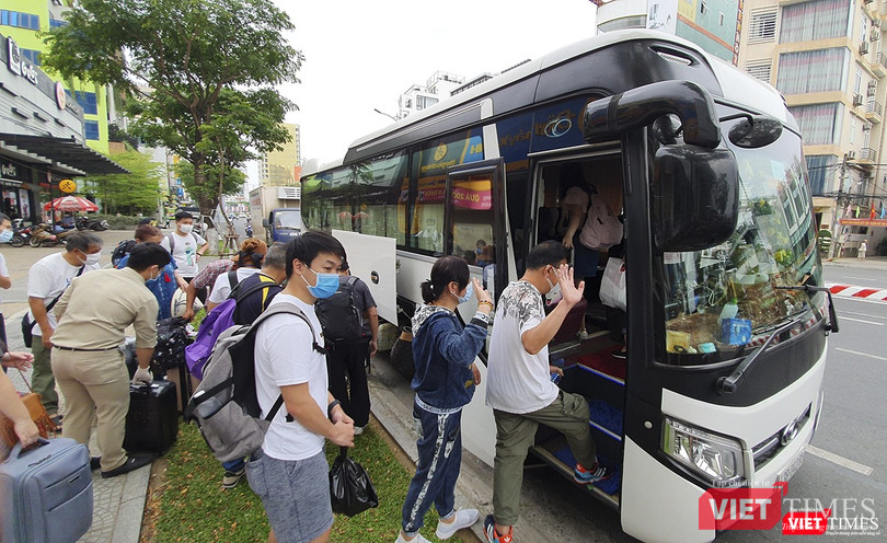 Du khách kết thức cách ly tại khách sạn Vanda lên xe ra sân bay về nước
