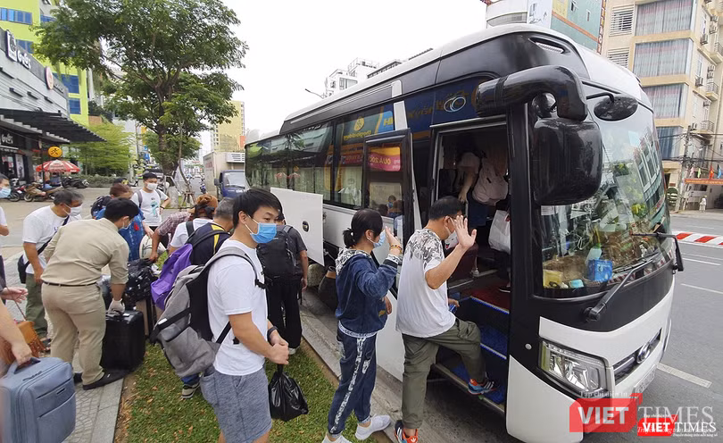 Du khách kết thức cách ly tại khách sạn Vanda lên xe ra sân bay về nước Du khách kết thức cách ly tại khách sạn Vanda lên xe ra sân bay về nước