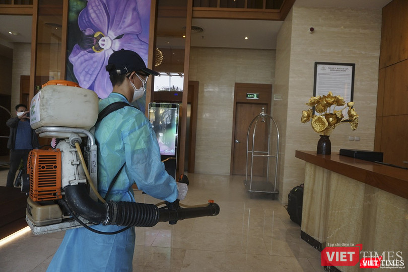 Ngay sau đó, khách sạn được phun khử trùng và vệ sinh để chuẩn bị hoạt động trở lại