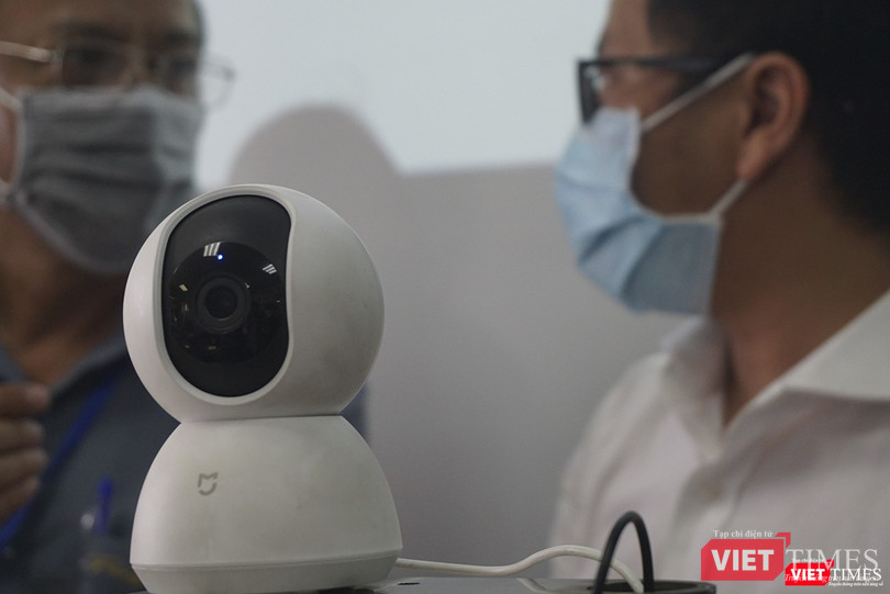 Camera thông minh được lắp đặt nhằm tăng khả năng tương tác 2 chiều giữa cán bộ y tế và bệnh nhân cách ly