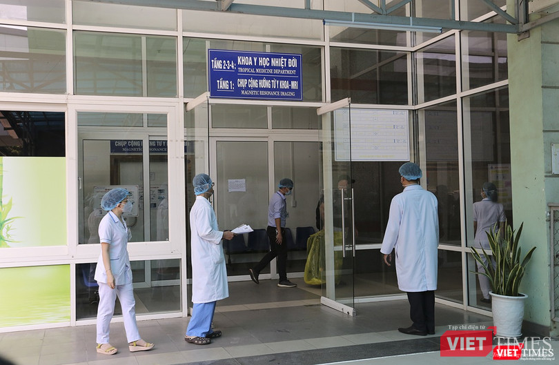 Bệnh nhân người Anh bất ngờ quay lại vào trong khi chứng khiến khá đông phóng viên báo chí có mặt đưa tin