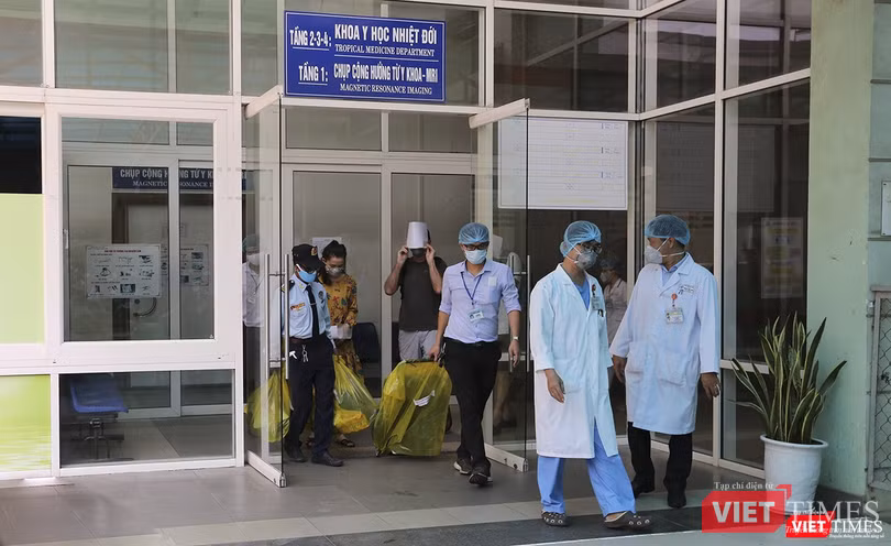 Đúng 11h, các bệnh nhân xuất hiện Đúng 11h, các bệnh nhân xuất hiện