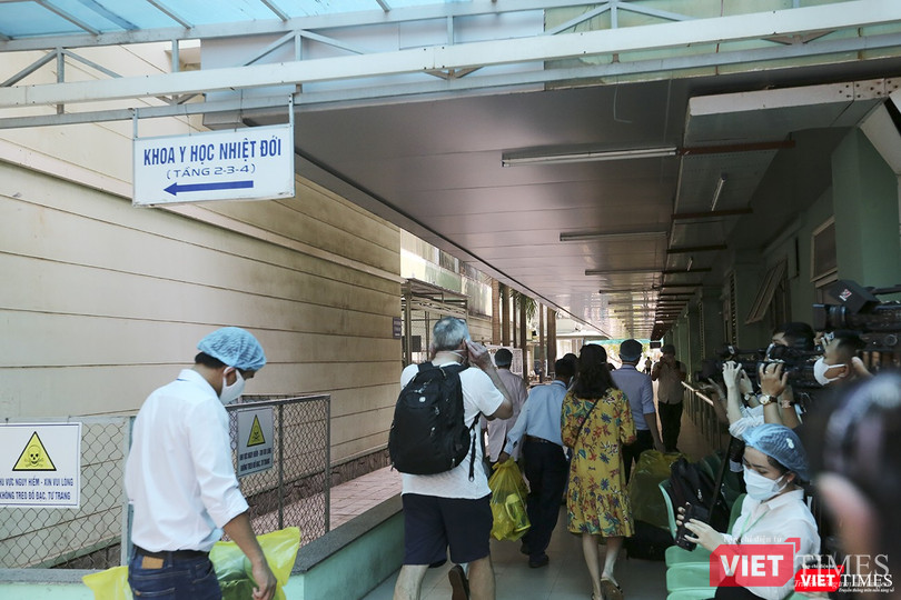 Di chuyển rất nhanh ra xe chờ sẵn ngoài cổng