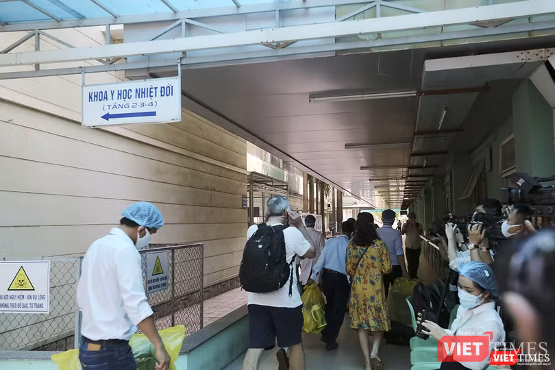 Di chuyển rất nhanh ra xe chờ sẵn ngoài cổng Di chuyển rất nhanh ra xe chờ sẵn ngoài cổng