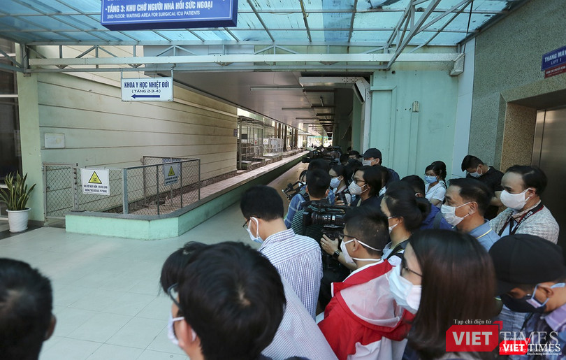 Từ rất sớm, phóng viên báo chí đã có mặt tại khu vực Kho Y học Nhiệt đới (Bệnh viện Đà Nẵng) để ghi nhận ca bệnh đầu tiên được điều trị tại đây ra viện